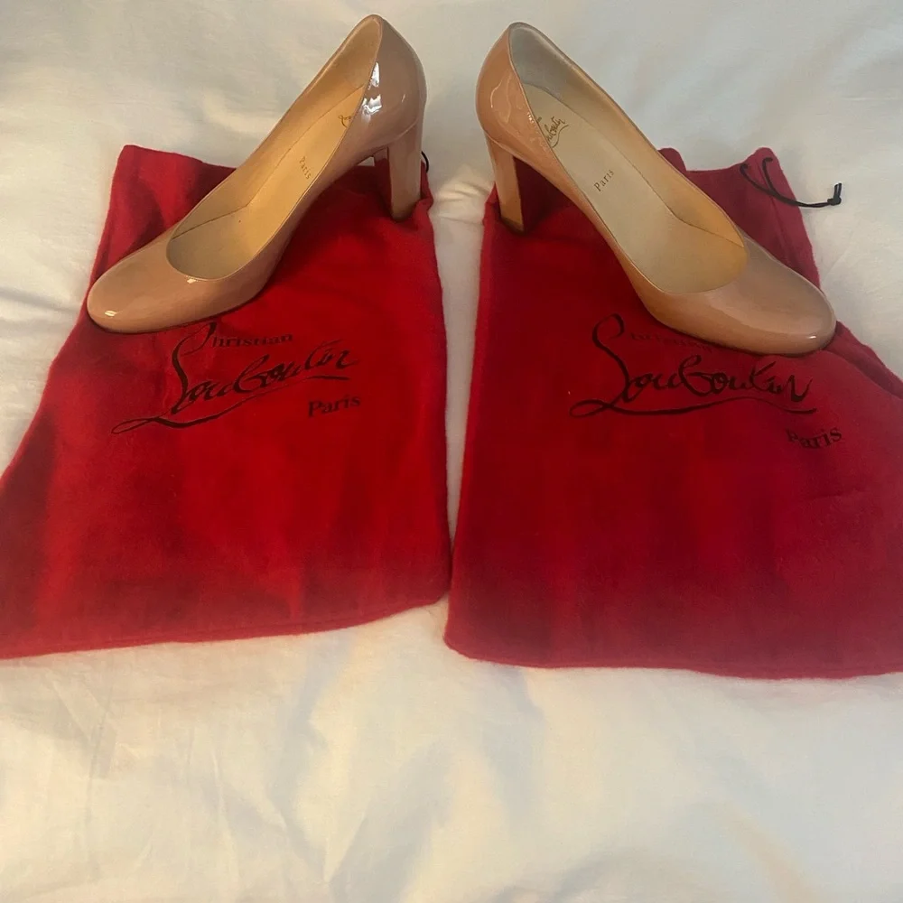 Christian Louboutin: Patent Nude Round Toe Heels. Size 39 1/2 (81/2). - Picture 1 of 5